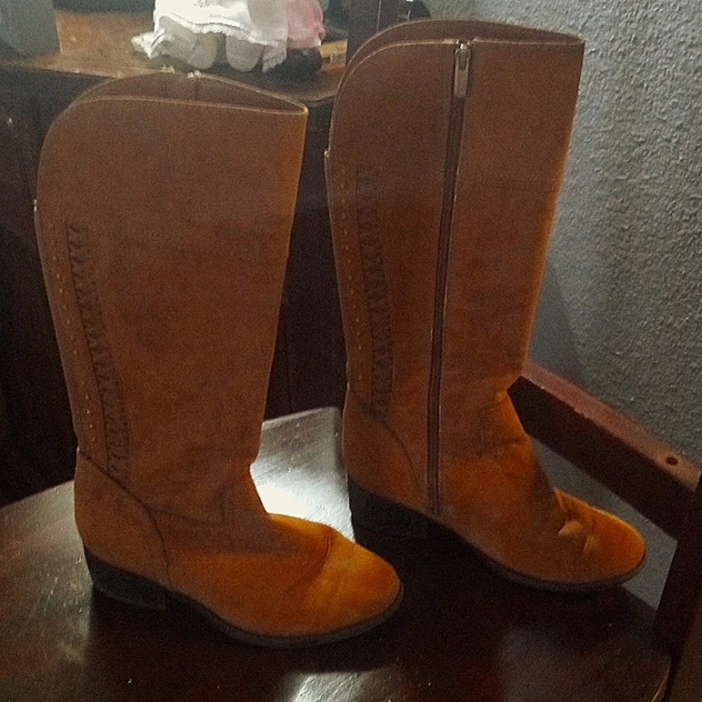 Vince Camuto girlsl knee high faux leather,size 13. smoke free pet free home